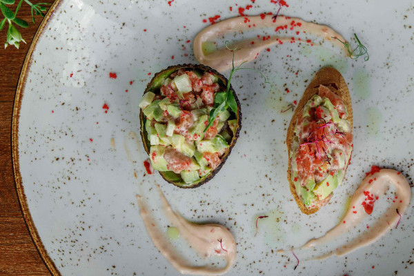 Тартар из лосося с авокадо